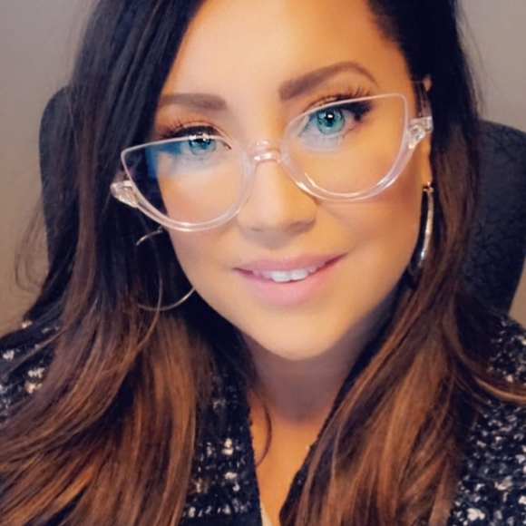 Meet your Posher, Selena - Picture 1 of 1